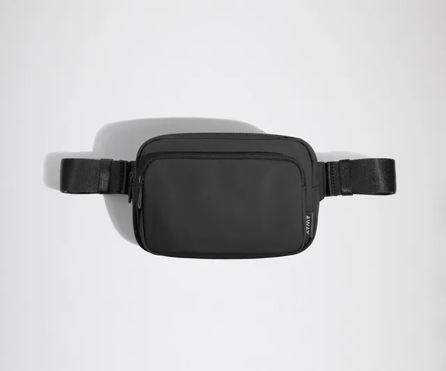 away-the-small-everywhere-sling-bag-in-jet-black image 1