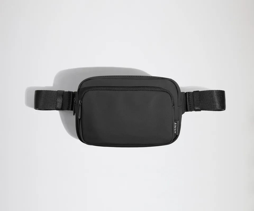 away-the-small-everywhere-sling-bag-in-jet-black image 1