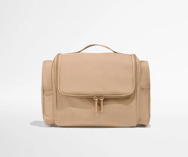 away-featherlight-hanging-travel-vanity-in-camel-brown image 1