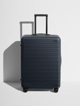 away-the-everywhere-tote-in-navy-blue-16-inch-laptop-travel-tote image 8