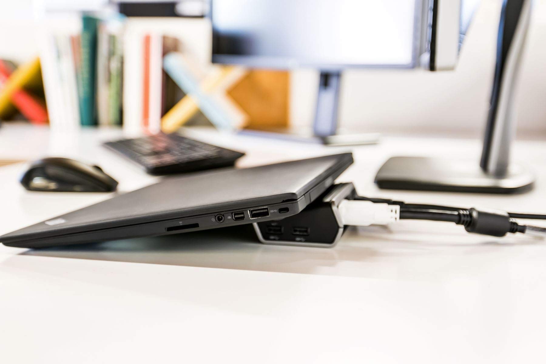 targus-universal-2k-laptop-docking-station-with-charging-power-dual-hd-video-4-u image 7