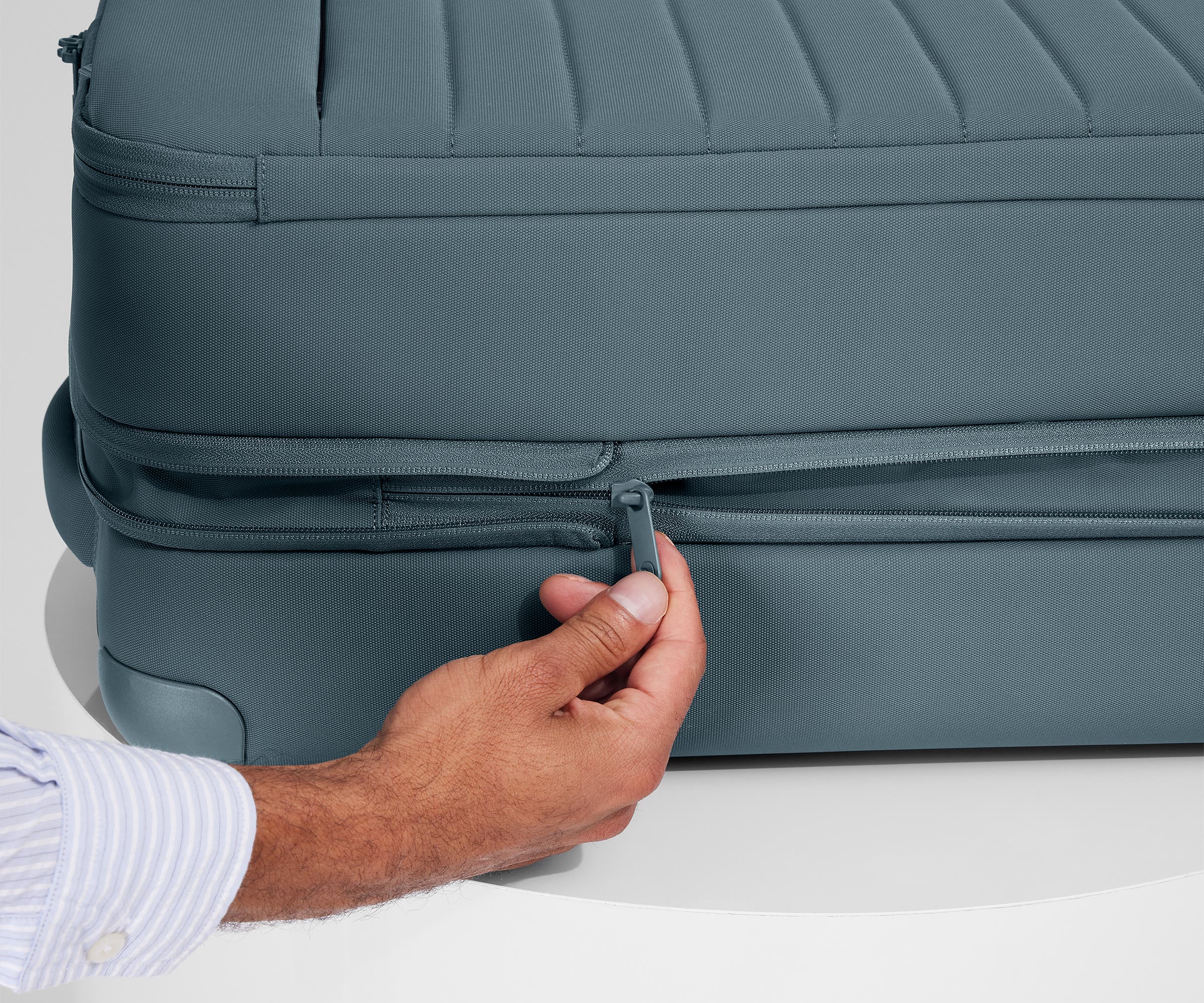 away-softside-large-suitcase-in-coast-blue image 7