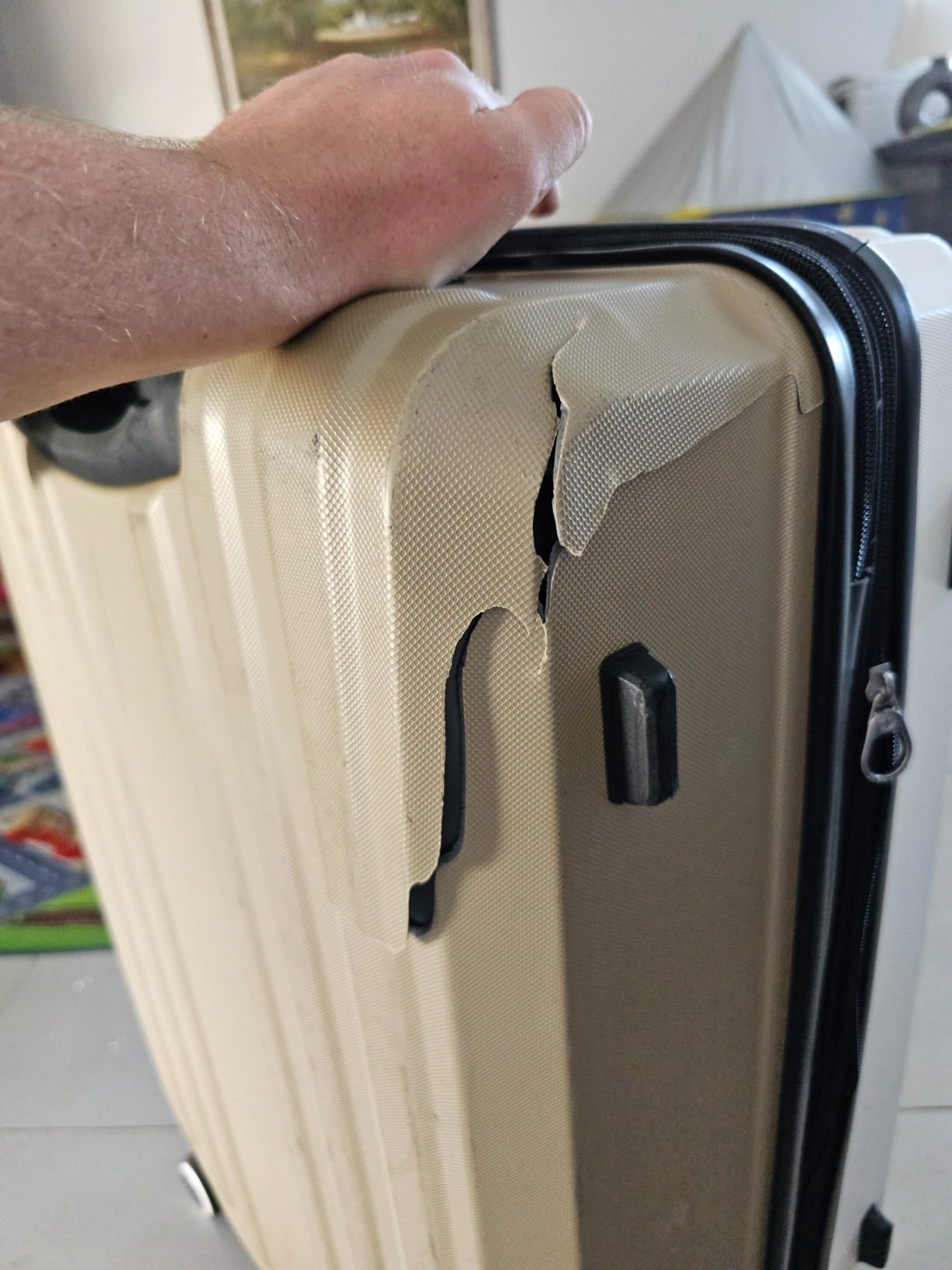 Good suitcase, but show scuffs easily