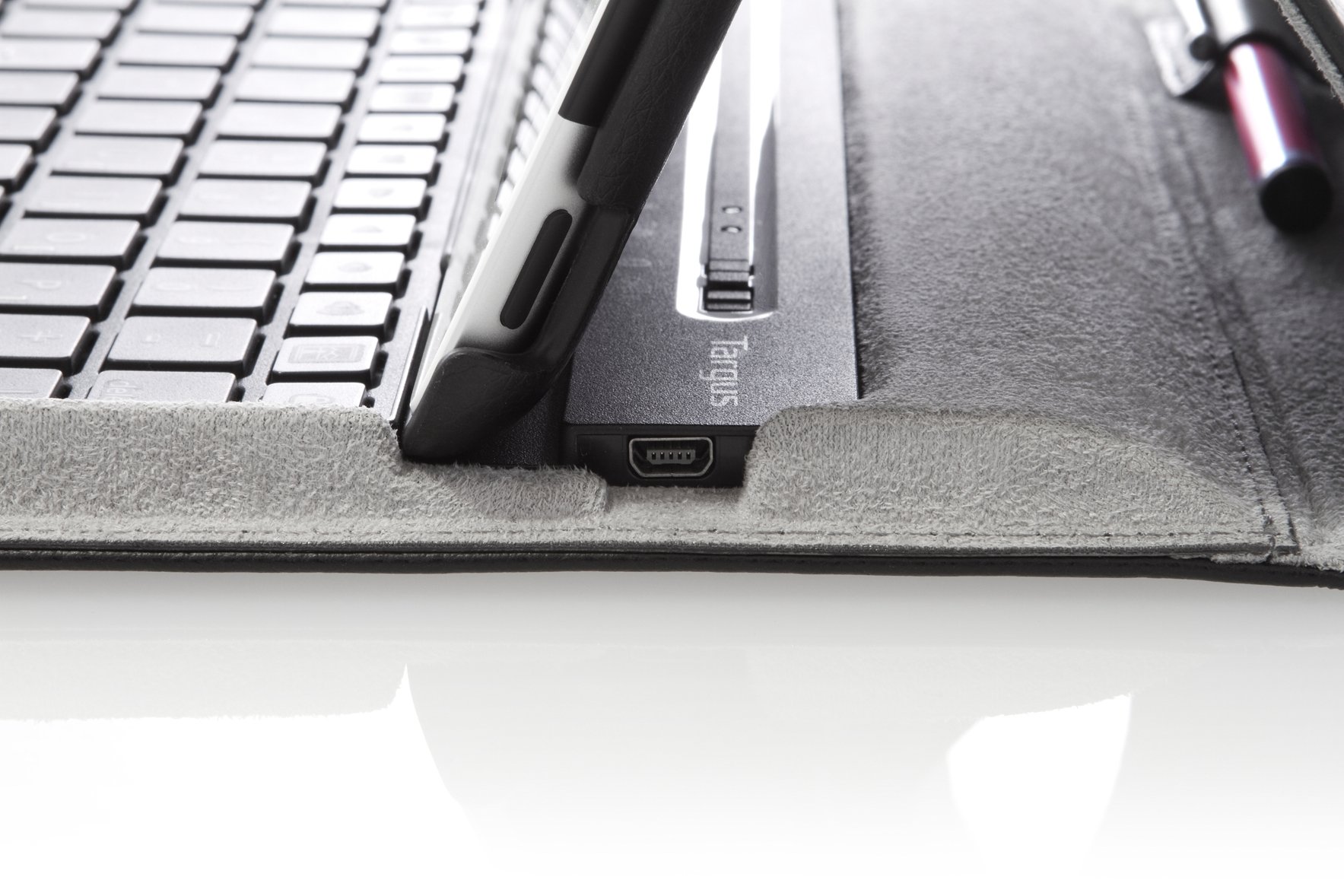 targus-versavu-keyboard-case-for-apple-ipad-3rd-generation-thz17101us-black image 3