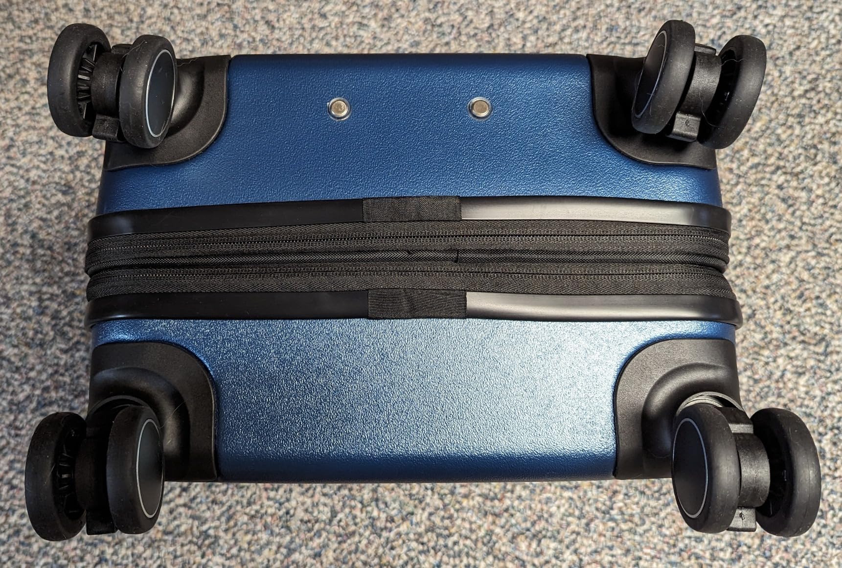 Great luggage, but scratches easily