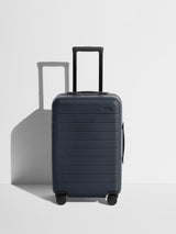 away-the-everywhere-tote-in-navy-blue-16-inch-laptop-travel-tote image 7