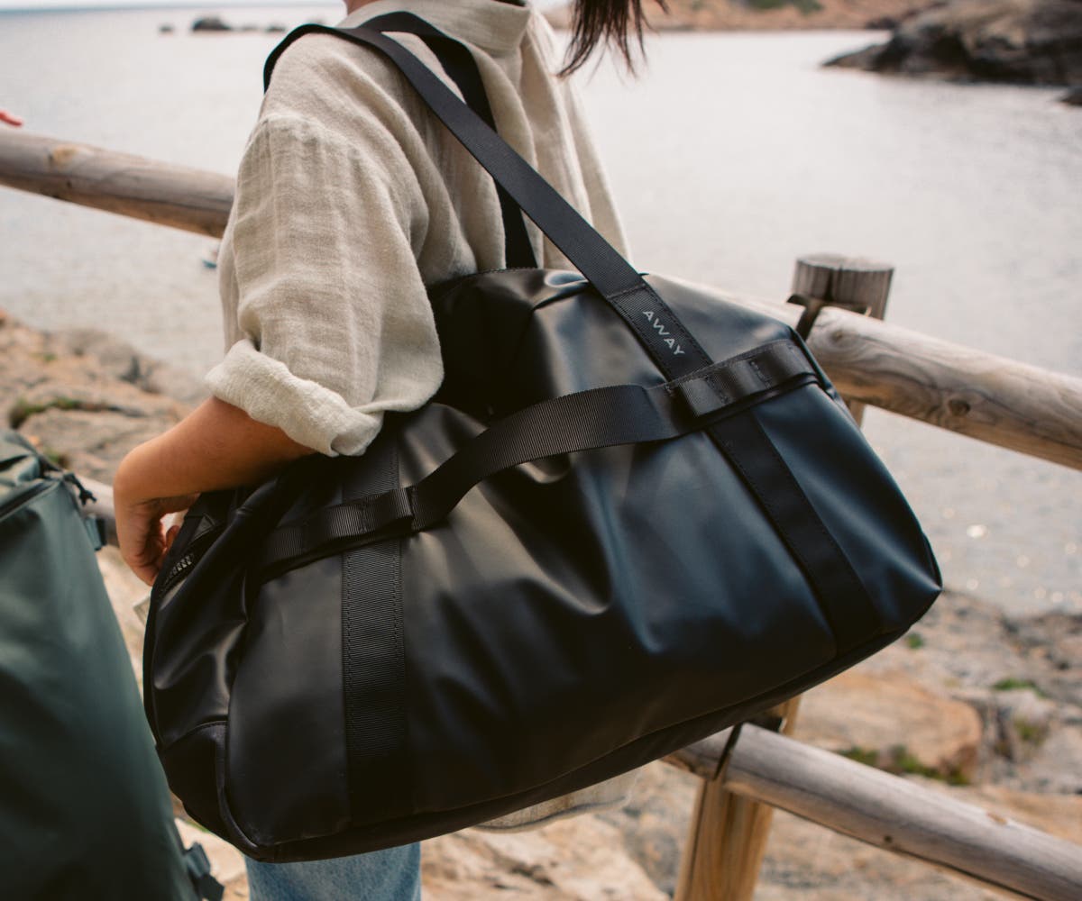 away-active-duffle-40l-in-jet-black-lightweight-travel-duffel-for-weekend-trips image 5