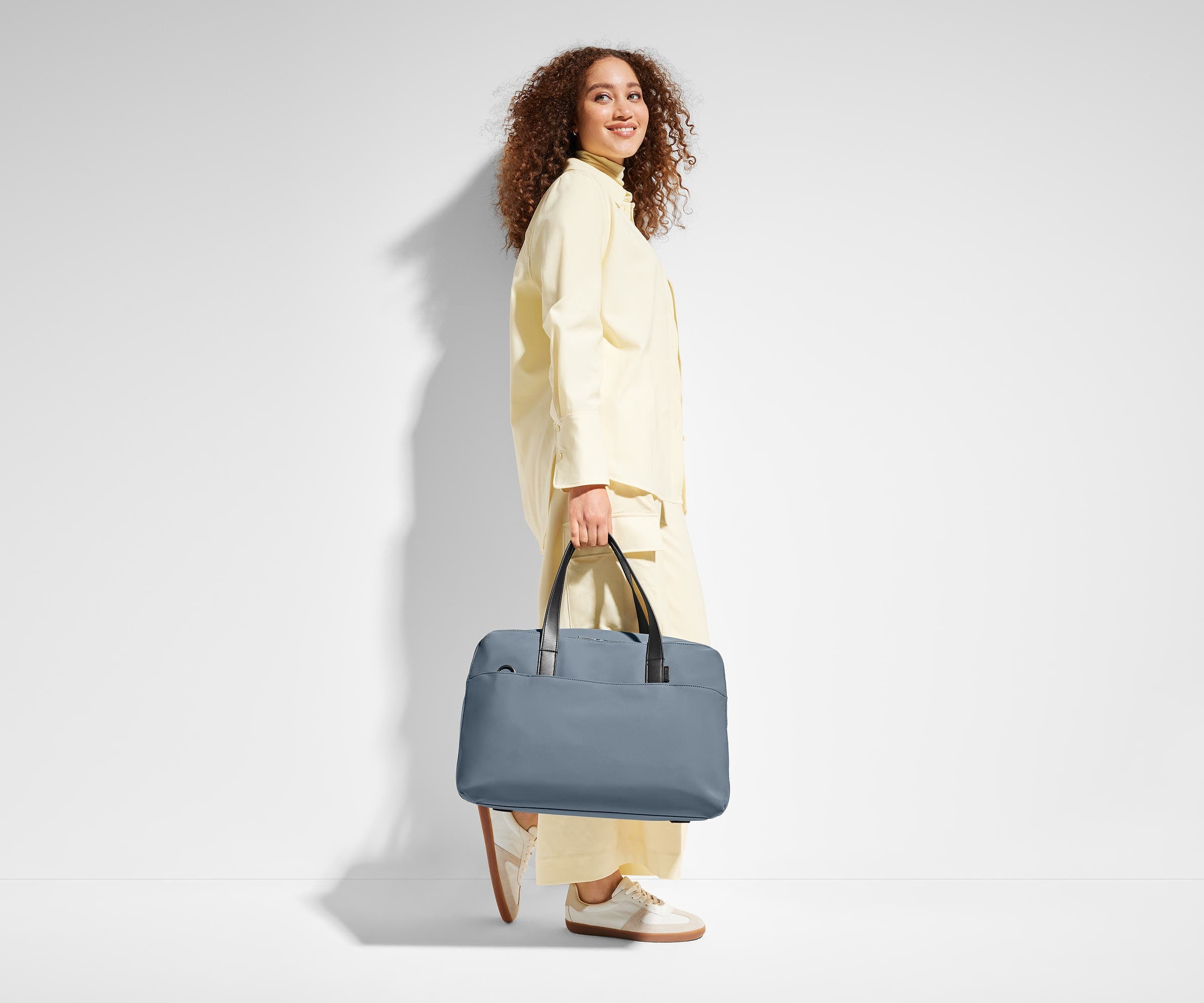 away-the-overnight-bag-in-navy-blue-medium-duffle-with-padded-laptop-sleeve image 3