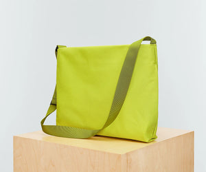 away-active-messenger-16l-in-atomic-celery image 2