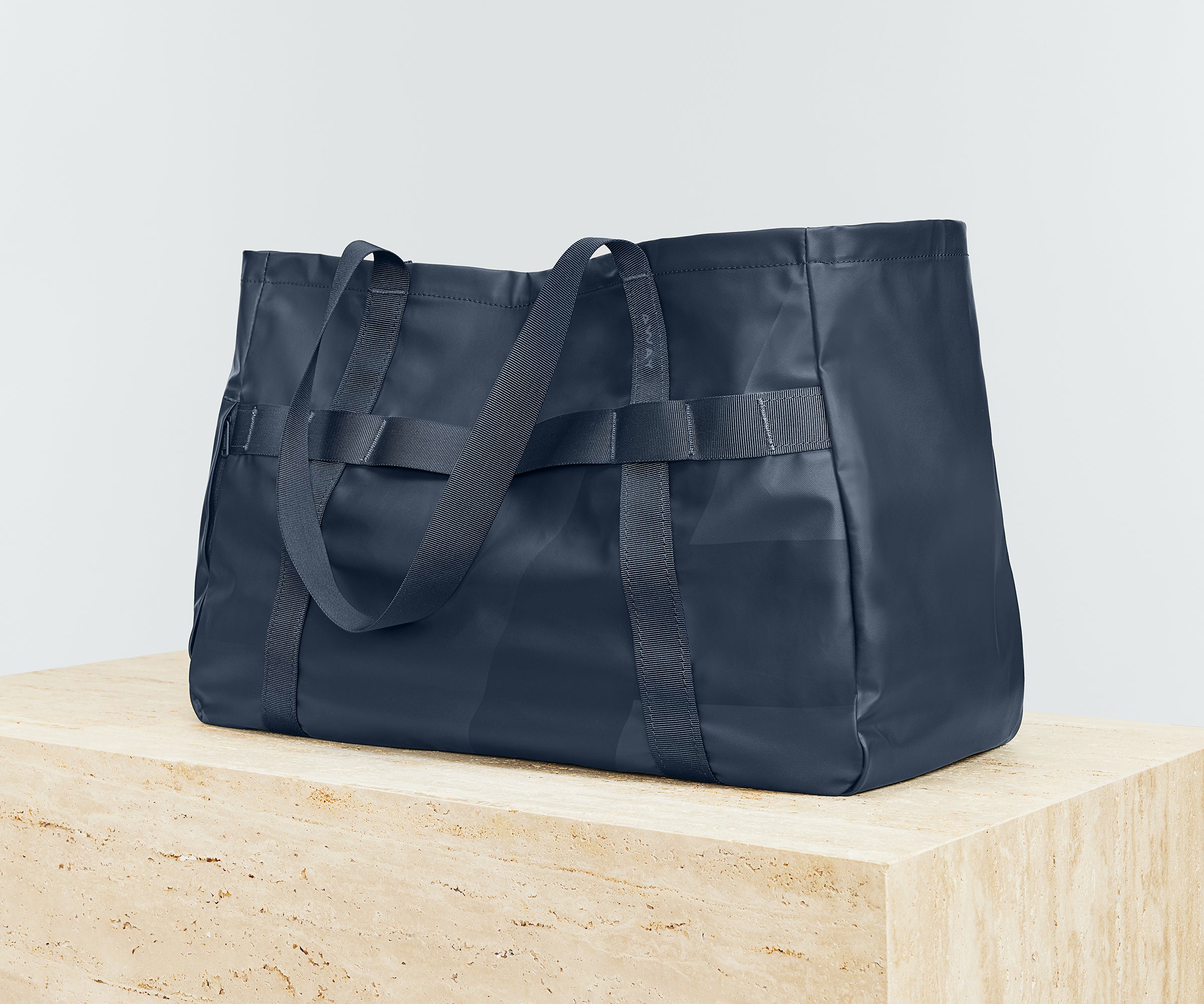 away-active-tote-45l-in-navy-blue image 3