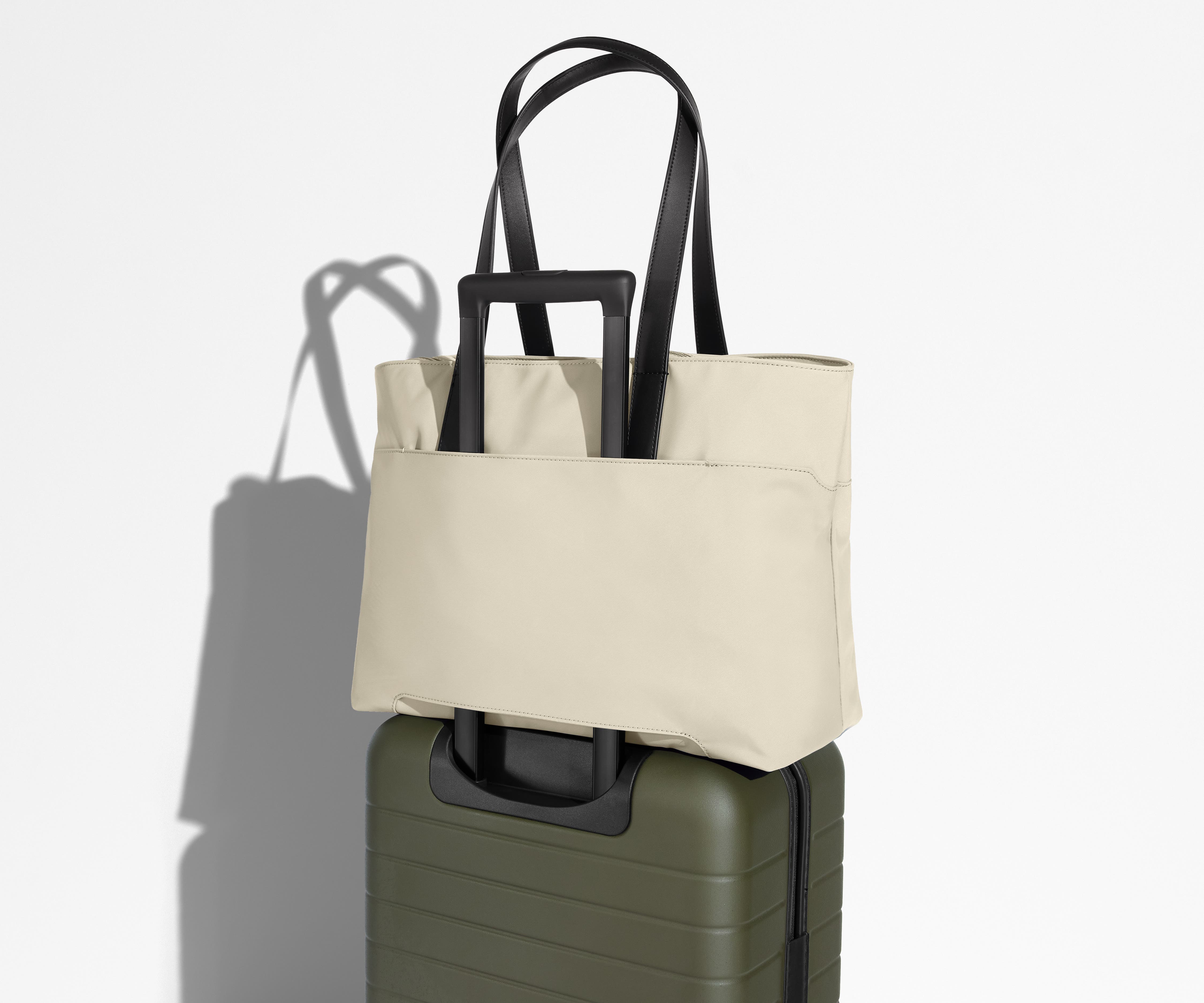 away-the-everywhere-tote-in-salt-white-lightweight-water-resistant-travel-tote image 7